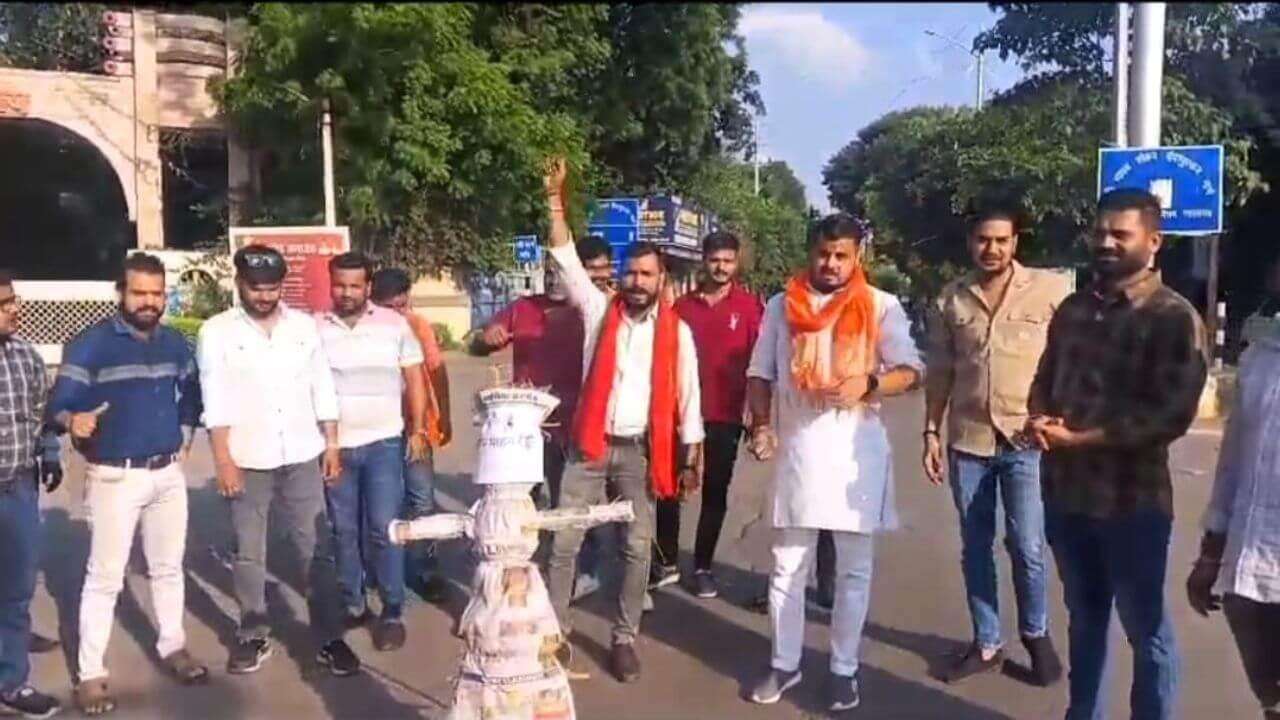 तिरुपति मंदिर लड्डू मामले को लेकर भड़की राष्ट्रीय सनातन सेना, फूंका जगन मोहन रेड्डी का पुतला