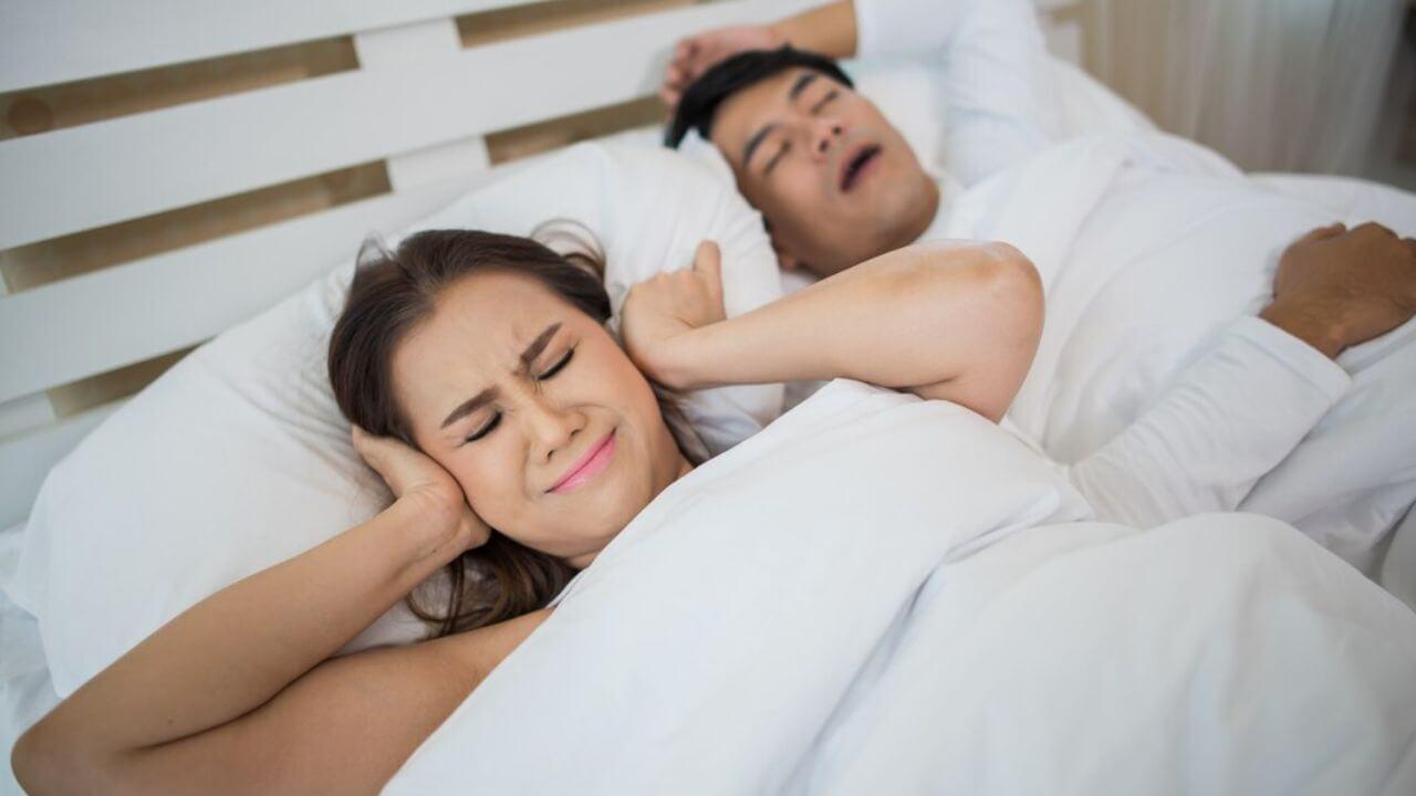 खर्राटों ने कर रखा है नाक में दम? जानें ये 4 टिप्स और पाएं राहत