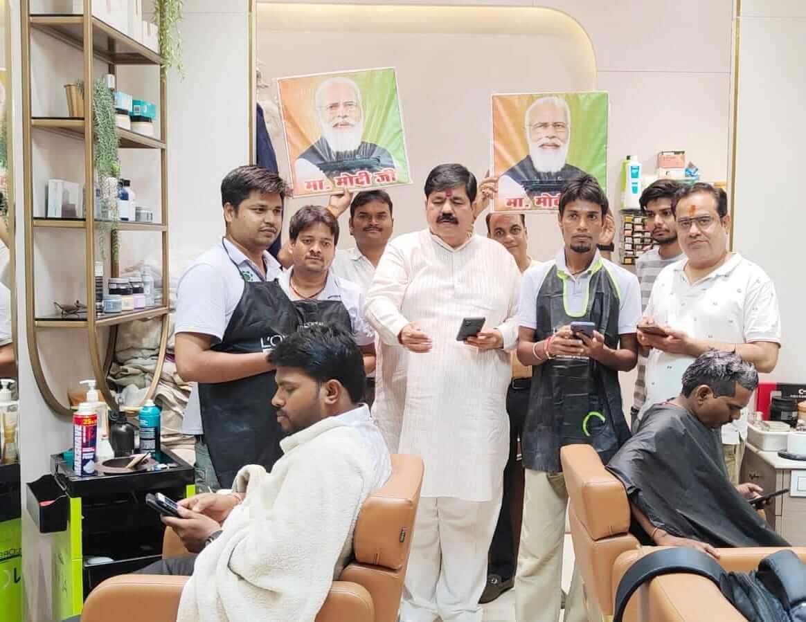 भोपाल-डॉ. दुर्गेश केशवानी ने केश शिल्पियों को दिलाई भाजपा की सदस्यता