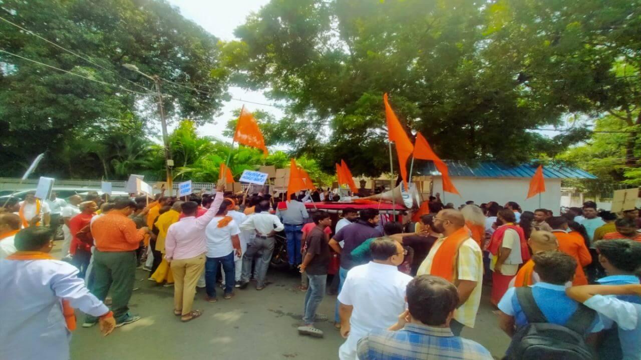 भोपाल में मंदिर मुद्दे पर VHP और साधु संतों का प्रदर्शन, डिप्टी सीएम के बंगले का घेराव