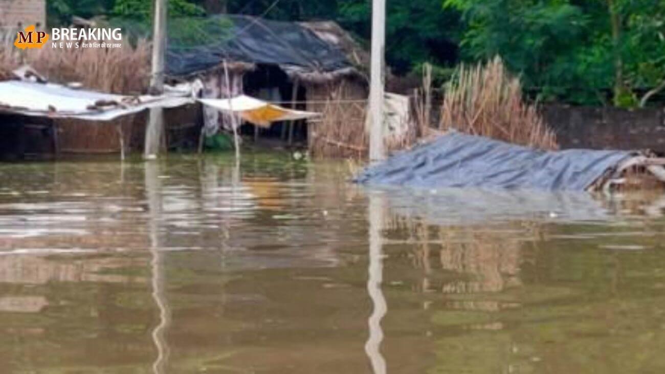 बाढ़ प्रभावित इलाकों में दिखाई दे रही प्रशासन की बड़ी लापरवाही, नाममात्र आर्थिक सहायता से परेशान हो रहे पीड़ित परिवार