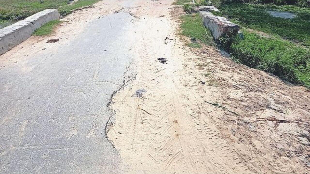 रीवा में सड़क की हालत खराब, ग्रामीणों ने छोटी फोर व्हीलर निकलने पर ₹5000 का इनाम घोषित किया