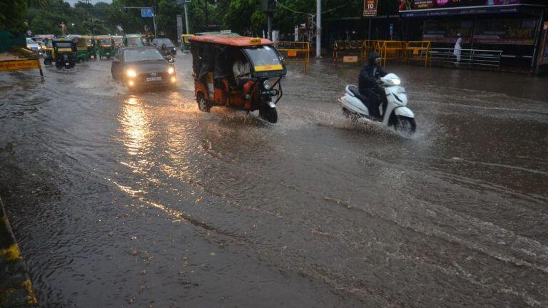 UP Weather: 50 जिलों में मेघगर्जन के साथ बारिश का अलर्ट, आंधी-ओलावृष्टि की भी चेतावनी, पढ़ें IMD का नया अपडेट