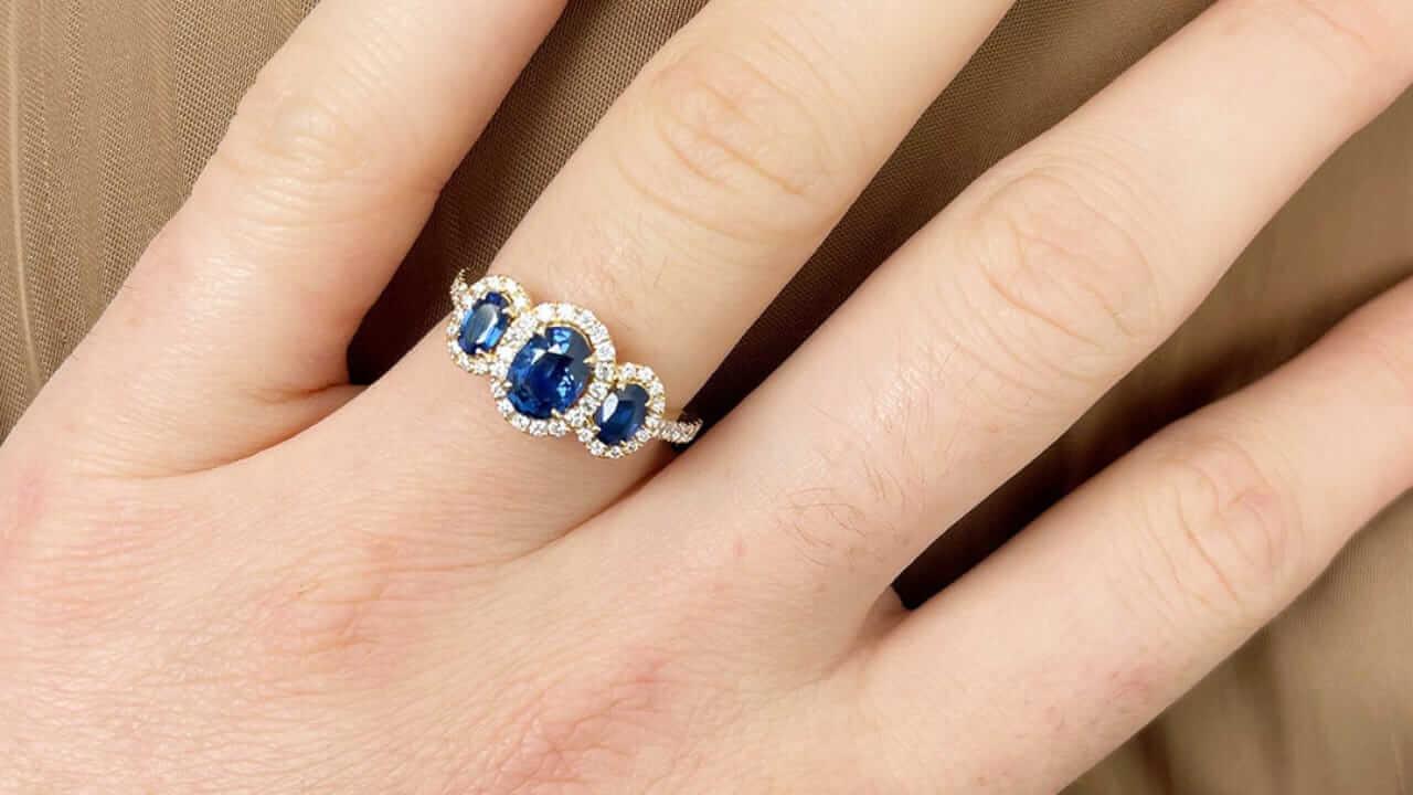 बहुत चमत्कारी है शनि का रत्न नीलम, जानें इसके शुभ और अशुभ प्रभाव