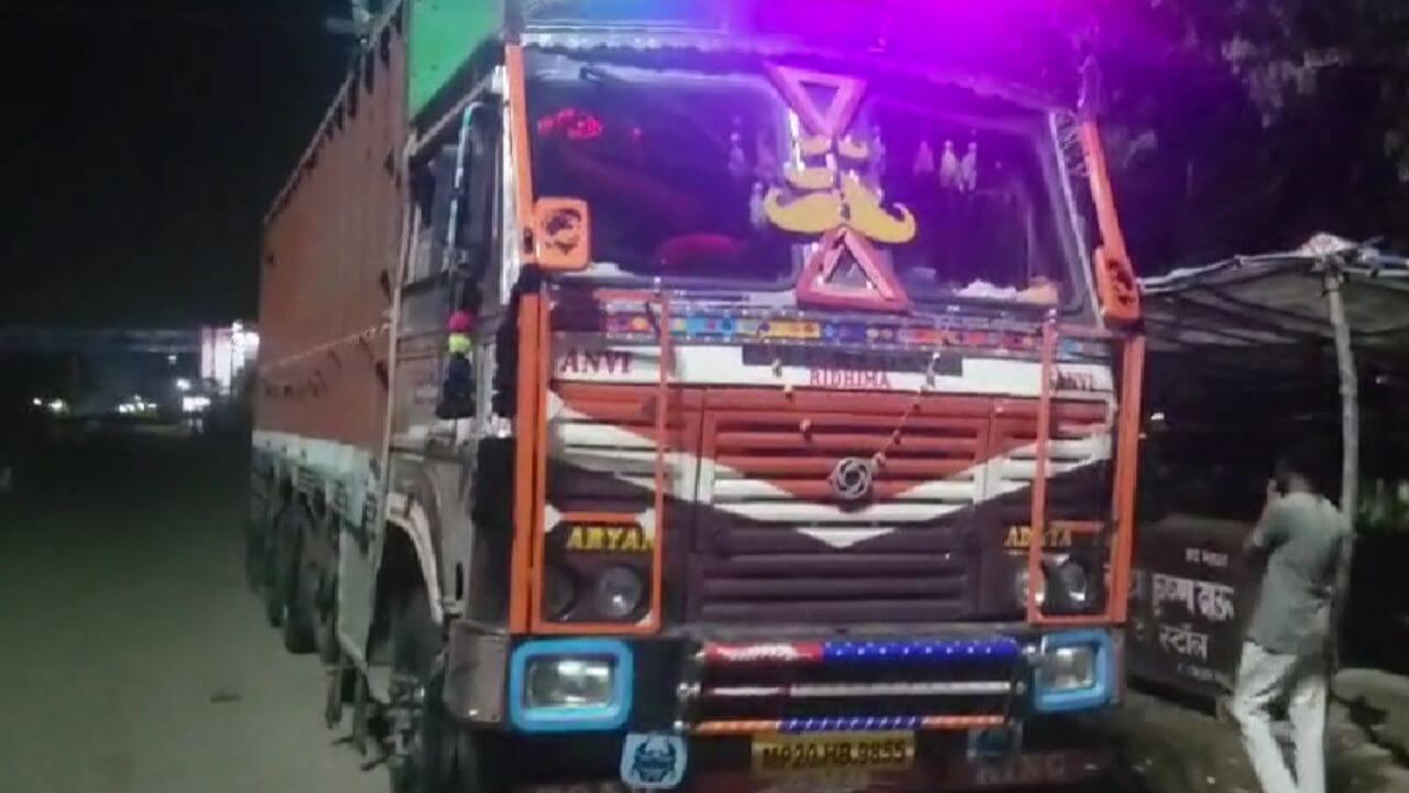 दमोह में मवेशी तस्करी का बड़ा मामला, पुलिस ने जब्त किया 300 बकरों से भरा ट्रक