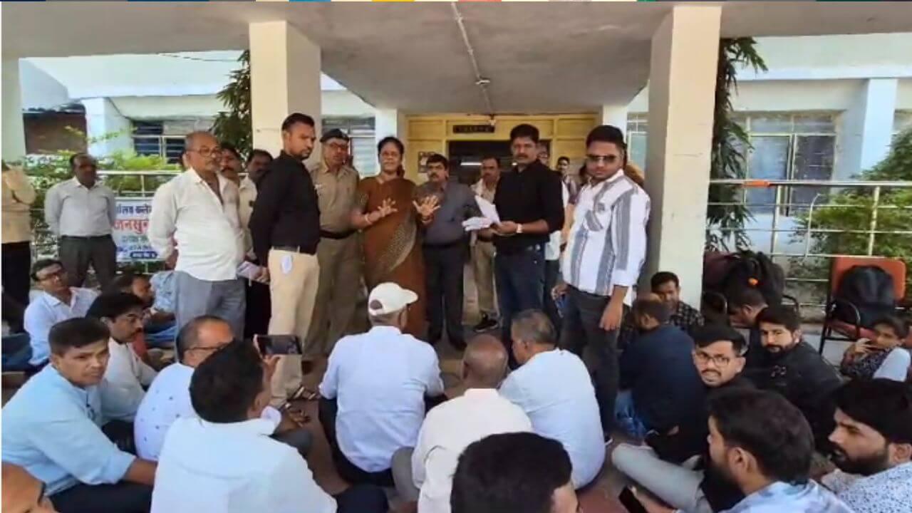 कलेक्टर कार्यालय में गूंजा रघुपति राघव राजाराम…, राजस्व विभाग के कर्मचारियों ने कहा – हमसे वही काम कराएं जिसके लिए चुने गए