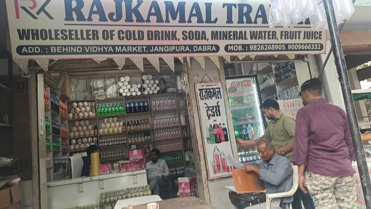 साफ दिखे जूस के बॉटल में कीड़े, फिर भी कार्यवाही नहीं जांच! प्रशासन के एक्शन पर खड़े हुए सवाल, कहीं ‘जूस में कुछ काला तो नहीं’