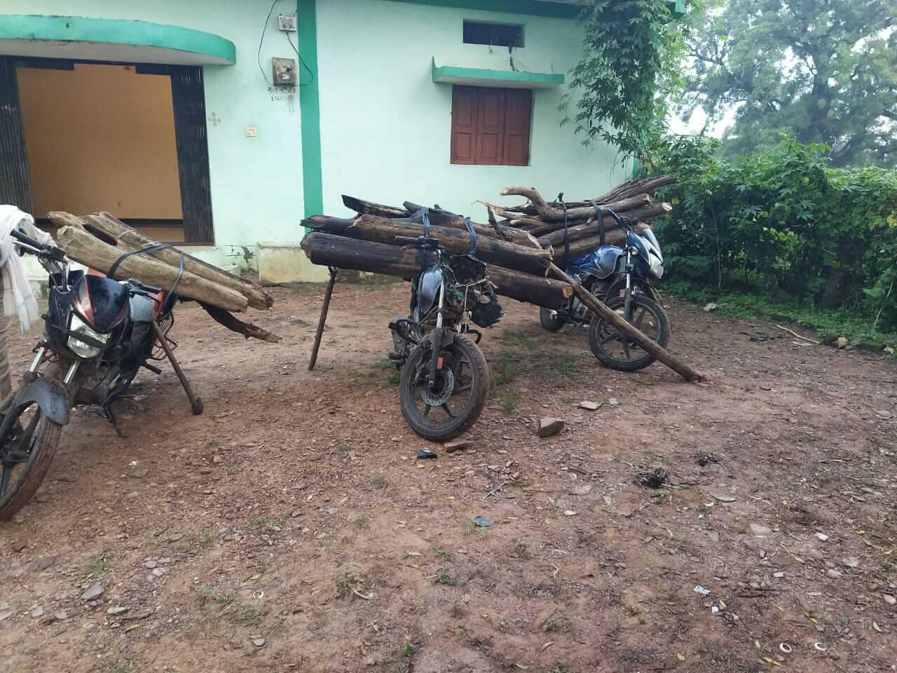 डिप्टी रेंजर पर बाइक चढ़ाकर भागा चालक, 200 लीटर अवैध कच्ची शराब व सागौन इमारती लकड़ी जब्त