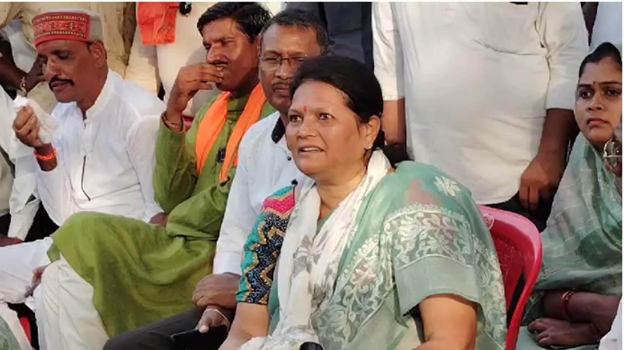 Umaria News : धरने पर बैठी भाजपा विधायक की प्रशासन ने मानी मांग