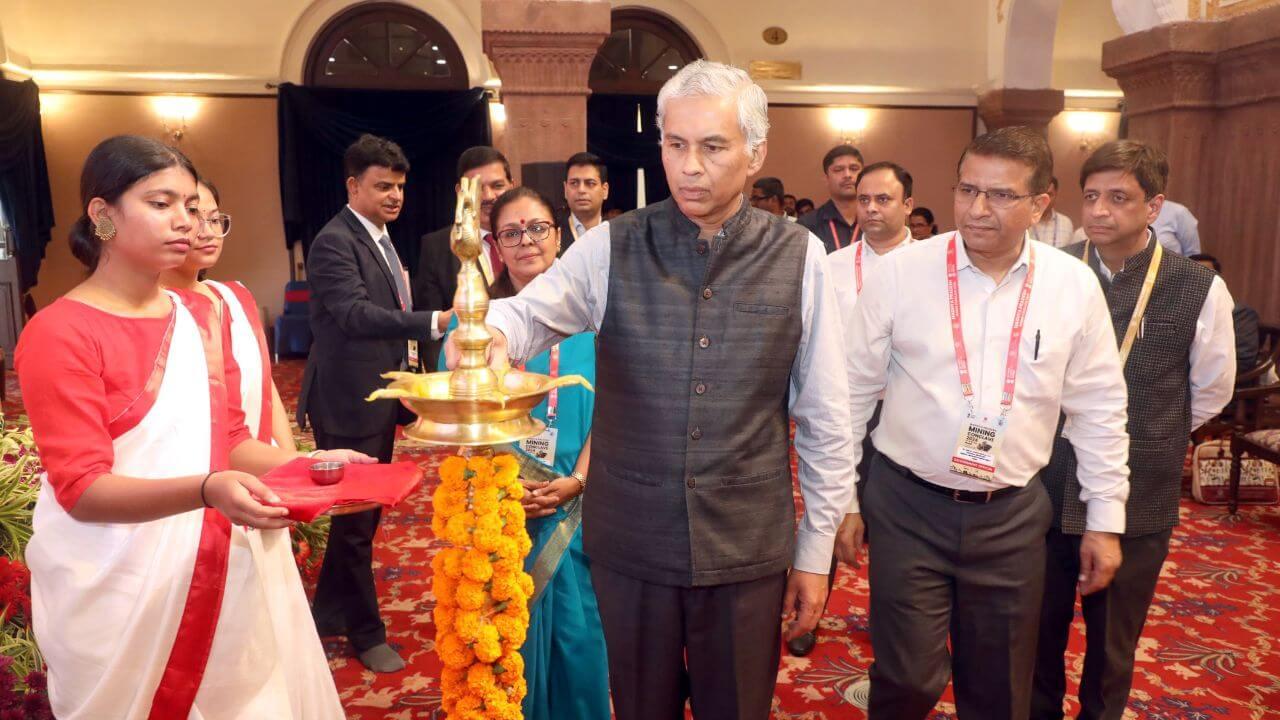 मध्य प्रदेश माइनिंग कॉन्क्लेव 2024 का शुभारंभ, मुख्य सचिव बोले- जल्दी ही रेवेन्यू कंट्रीब्यूशन में देश में तीसरे नंबर पर होगा MP 
