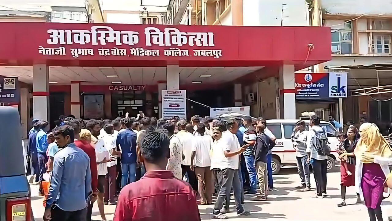 जबलपुर मेडिकल कॉलेज में हिंदू सेवा परिषद के कार्यकर्ता की मौत, परिजनों ने किया जमकर हंगामा