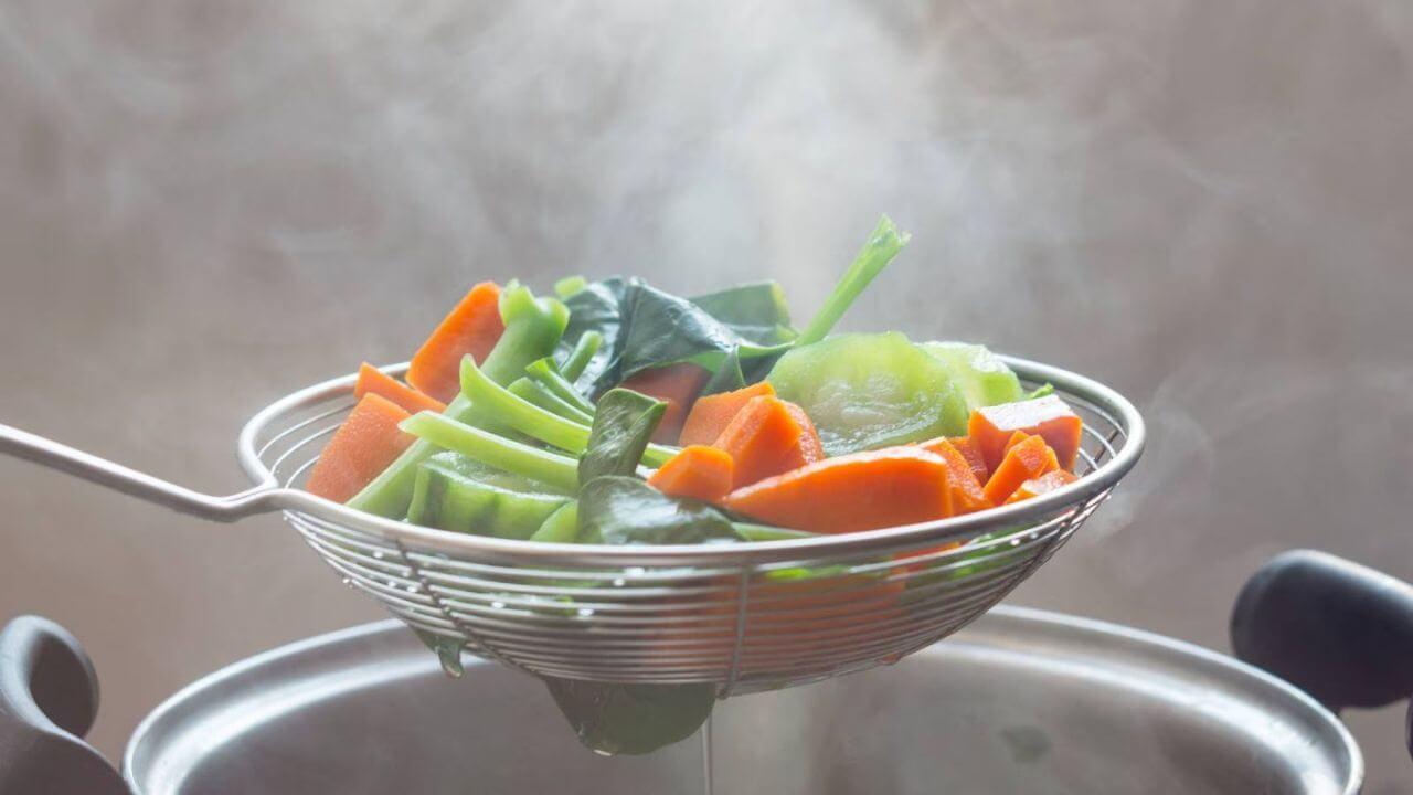 खुद को रखना चाहते हैं फिट और फाइन, तो स्टीम फूड को डाइट में करें शामिल