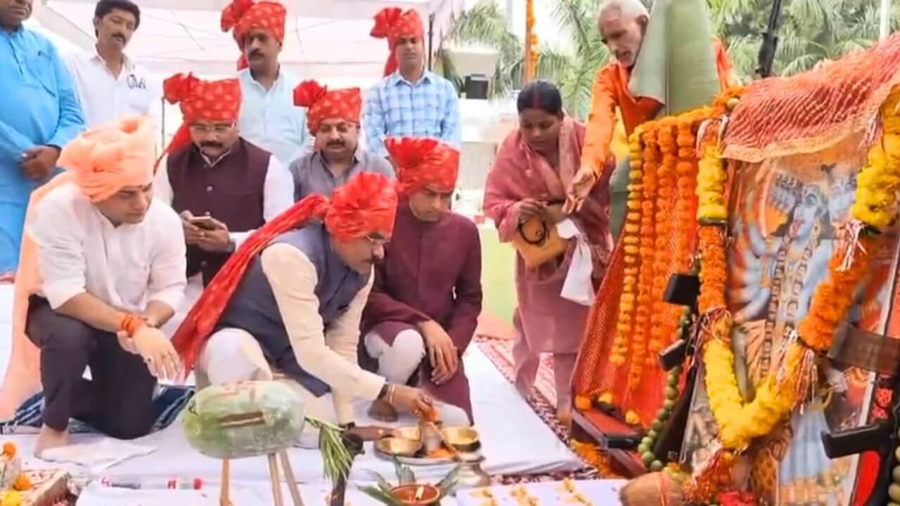वीडी शर्मा ने दी दशहरे की शुभकामनायें, शस्त्र पूजन कर बोले, आज हमने समाज की रक्षा का संकल्प लिया है, मुख्यमंत्री को दिया धन्यवाद
