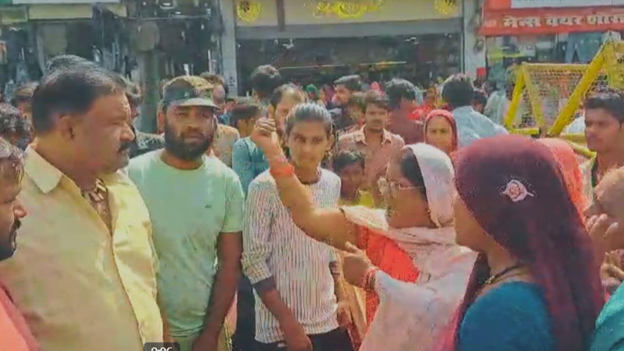 दमोह में फुटपाथ व्यापारियों ने किया सड़क जाम, कलेक्टर के खिलाफ की नारेबाजी, जानें पूरा मामला