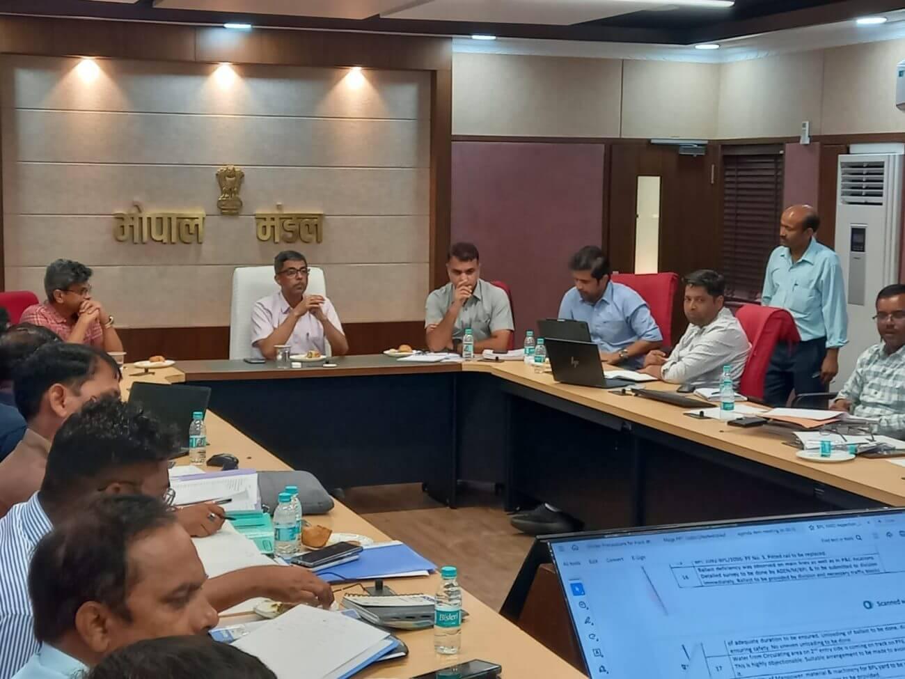 बढ़ते हादसों के बाद रेल्वे ट्रैक की सुरक्षा को लेकर अलर्ट, भोपाल मंडल में हुई बड़ी बैठक