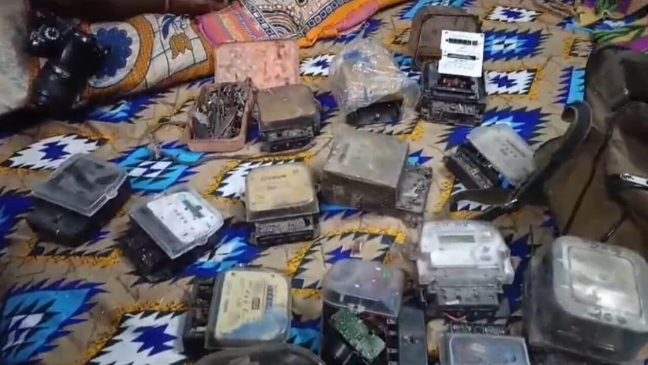 मीटर ब्लॉक कर बिजली कंपनी को चूना लगाने वाले गिरोह का खुलासा, रिटायर्ड कर्मचारी निकला मास्टर माइंड, छापे में मिले कई स्मार्ट मीटर