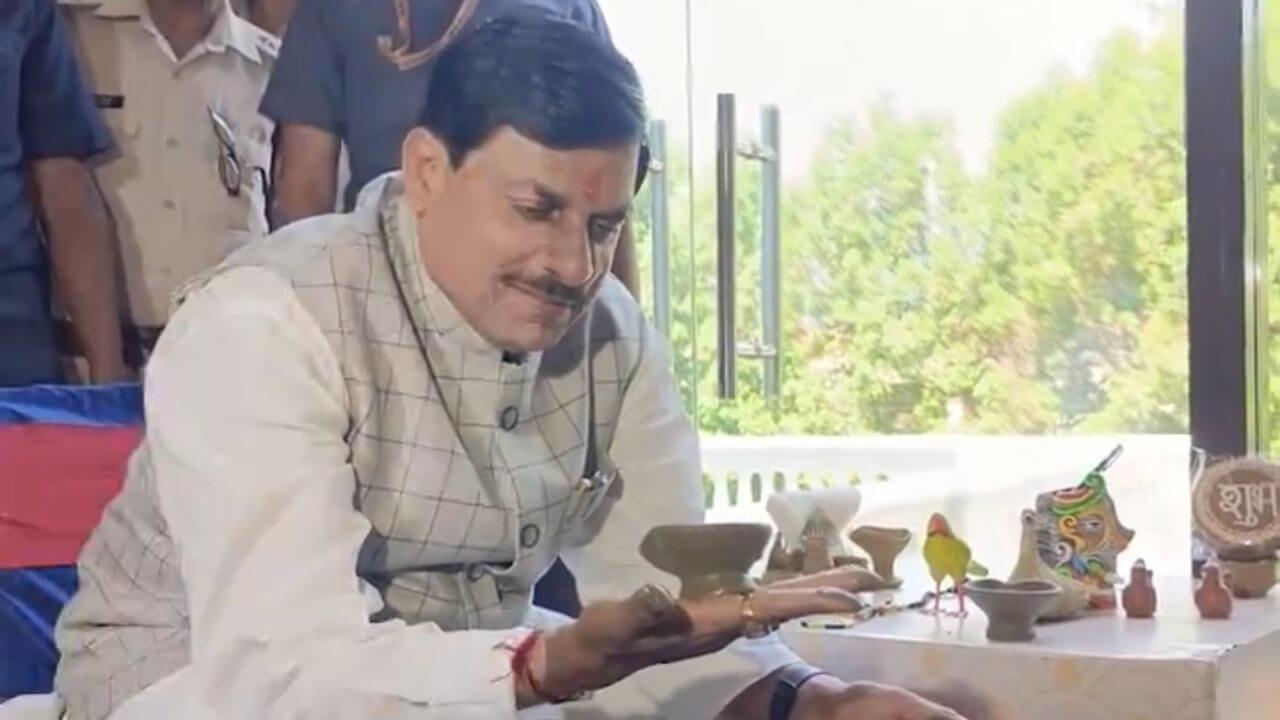 सीएम डॉ. मोहन यादव ने बनाए मिट्टी के दीये, वोकल फॉर लोकल का संदेश दिया