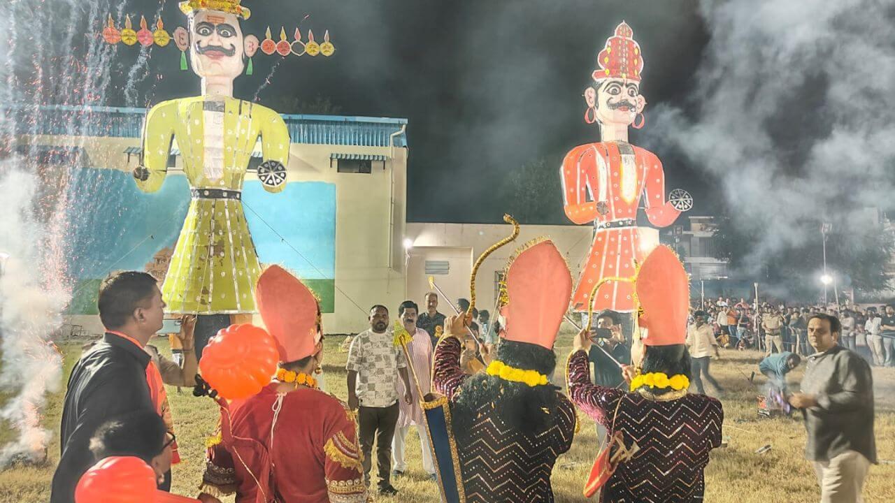 भोपाल में राम की बारात के साथ रही दशहरे की धूम, धू-धू कर जला 51 फीट ऊंचा रावण