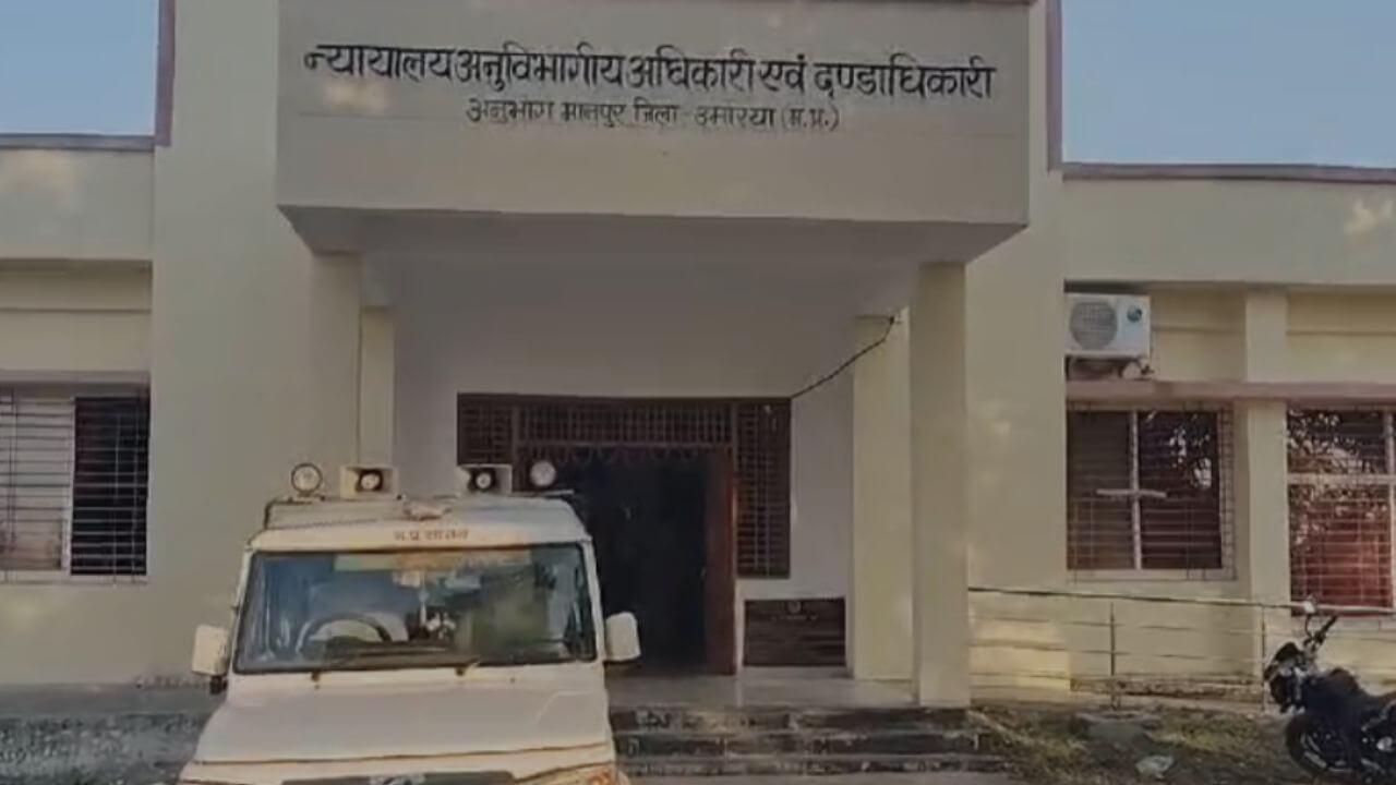 हाईकोर्ट के आदेश से उमरिया में तोड़े जा रहे ग्रामीणों के घर, गांव के ही व्यक्ति ने दायर की थी याचिका