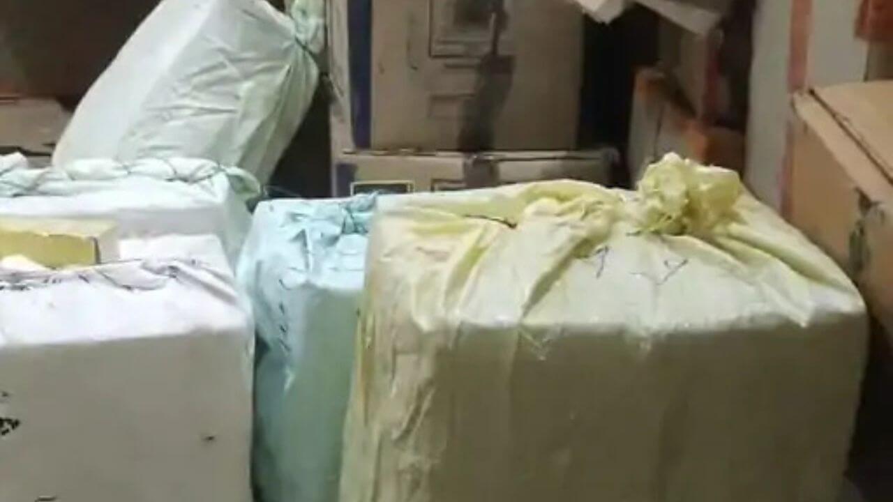 दिवाली से पहले रीवा पुलिस की कार्रवाई, पटाखा दुकान पर मारा छापा, किया गया सील