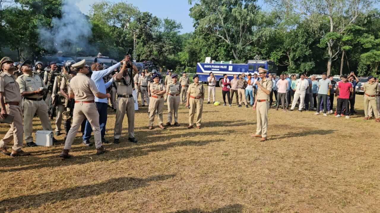 भोपाल-बेकाबू भीड़ पर पुलिस ने किया लाठीचार्ज, दागे अश्रु गैस के गोले