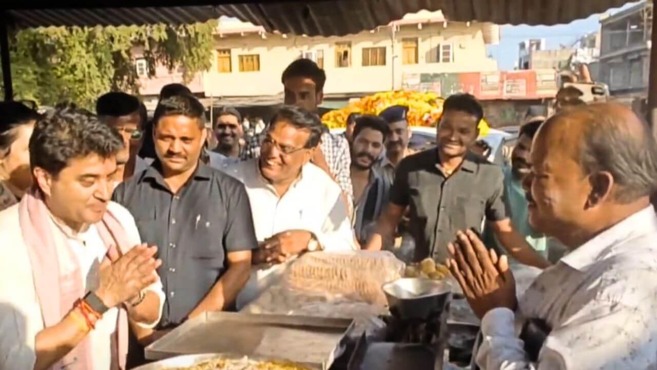 “महारानी” के आदेश पर मिठाई की दुकान पर पहुंचे “महाराज”, हाथ जोड़कर मांगी मिठाई, दुकानदार से बोले ज्योतिरादित्य सिंधिया….