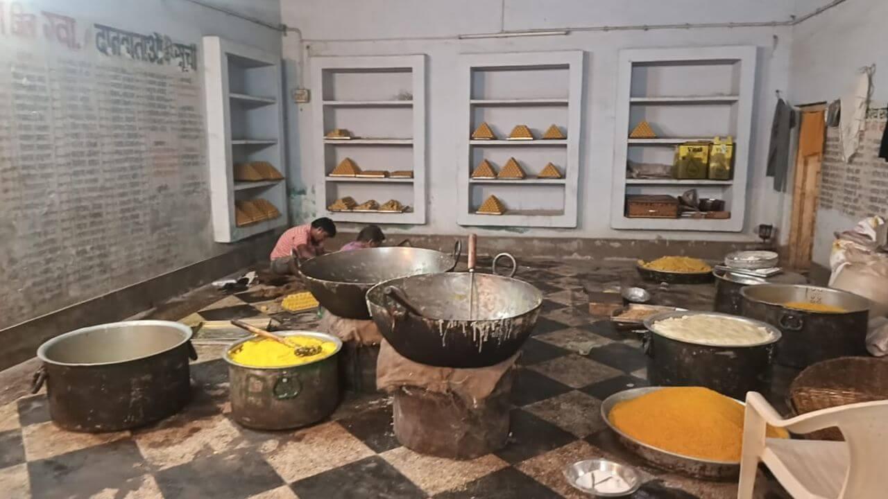 डबरा में खाद्य विभाग ने 3 मिठाई की दुकानों पर की छापेमारी, जांच के लिए लैब भेजे सैंपल