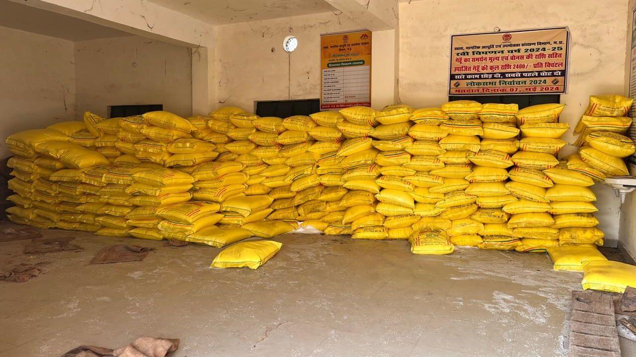 जिला प्रशासन के अफसरों ने किया खाद वितरण केंद्रों का औचक निरीक्षण, अनियमितता मिलने पर खाद प्रभारी निलंबित