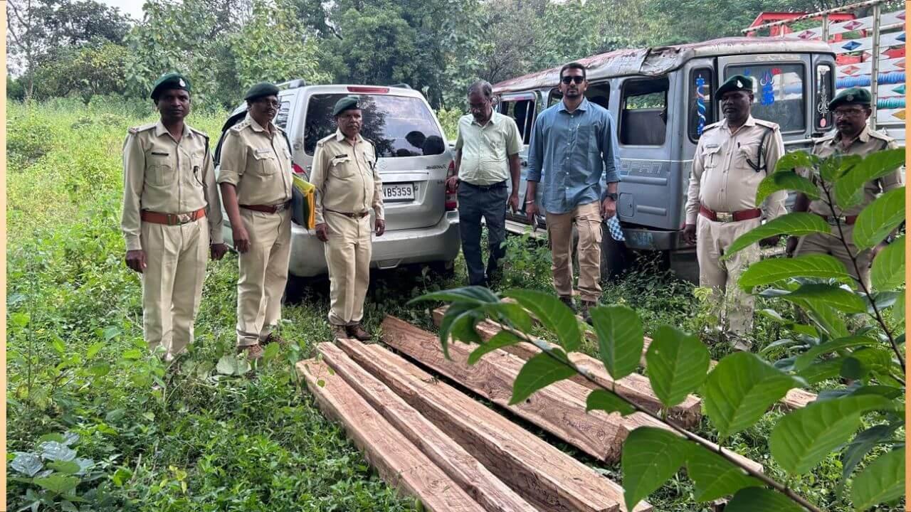 वन विभाग की सख्ती से धाबा मार्ग पर अवैध सागौन की तस्करी का पर्दाफाश, वाहन छोड़कर फरार हुआ आरोपी