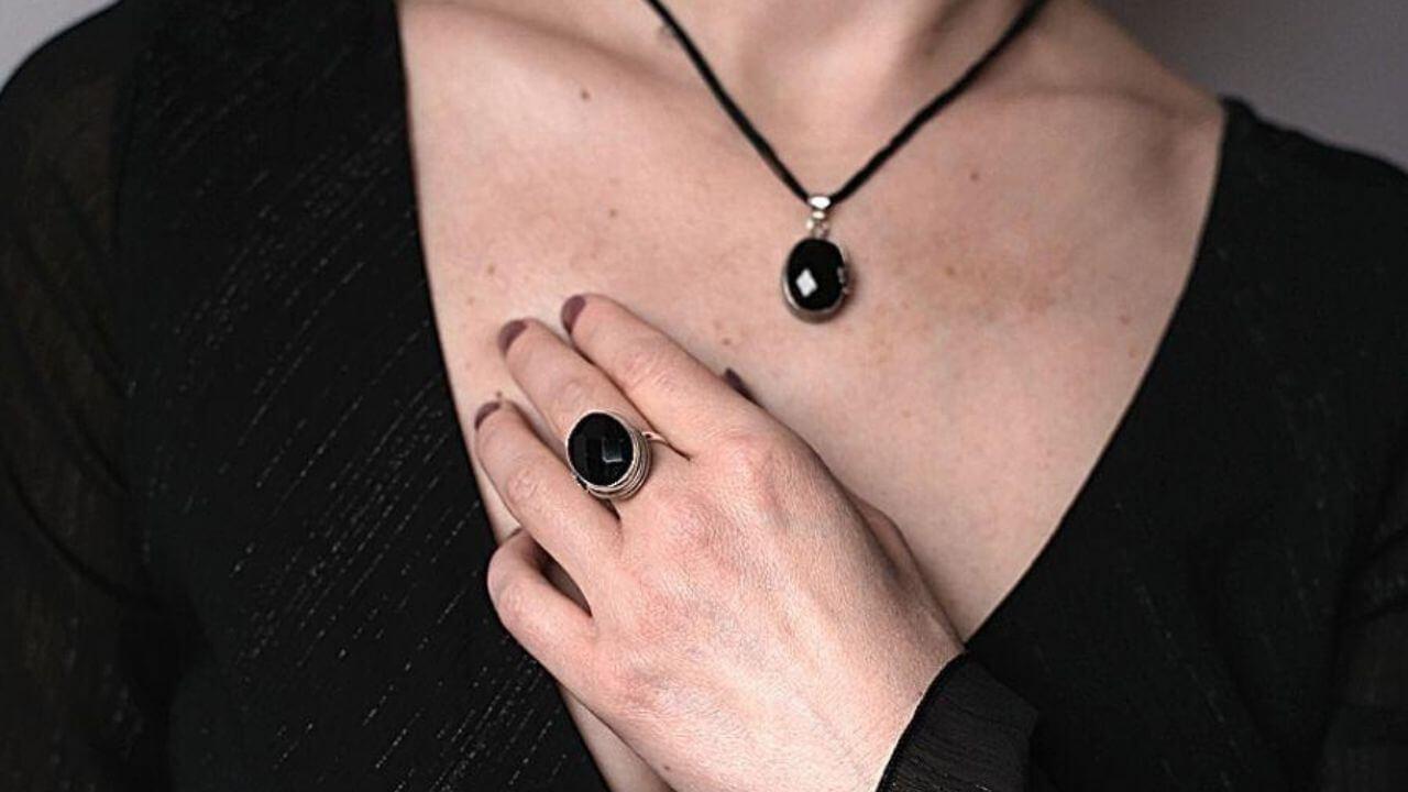 नेगेटिविटी से बचाता है ये लकी रत्न, दूर होंगे कष्ट, कारोबार में होगा लाभ