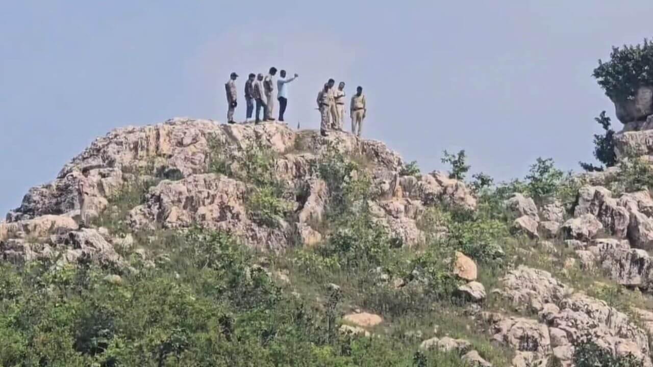 दुष्कर्म और हत्या के आरोपी 20 हजार के इनामी बदमाश ने गोली मारकर की खुदकुशी, सोशल मीडिया पर की थी सरेंडर की पोस्ट