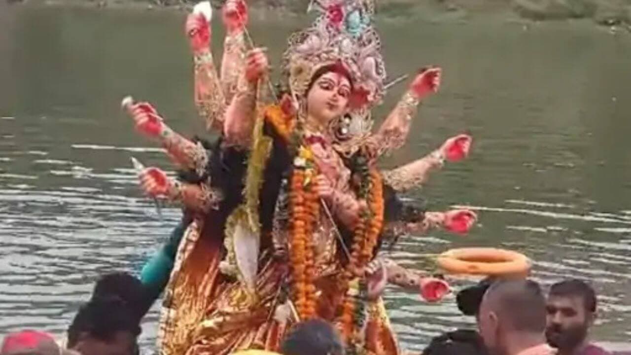 सतना में नवरात्रि के बाद माता की विदाई, भक्तों ने नम आंखों से किया विसर्जन