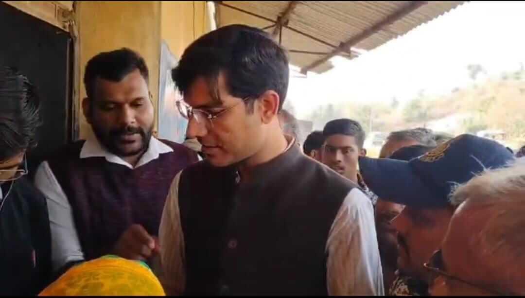 निवाड़ी-खाद संकट के बीच कलेक्टर लोकेश जांगिड़ ने संभाली जिम्मेदारी, गोदाम से खुद बंटवाई खाद