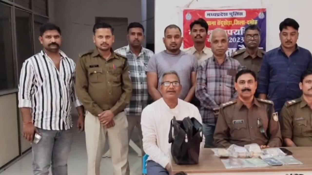 दमोह पुलिस ने दिनदहाड़े लूटपाट करने वाले 4 आरोपियों को किया गिरफ्तार, कार जब्त