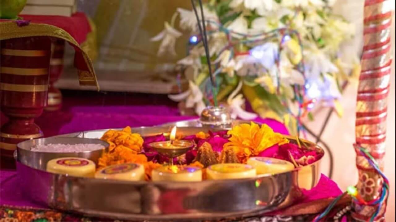 पूजा के दौरान चढ़ाए गए फूलों का करें सही इस्तेमाल, इस तरह से बनाएं खाद, जानें विधि