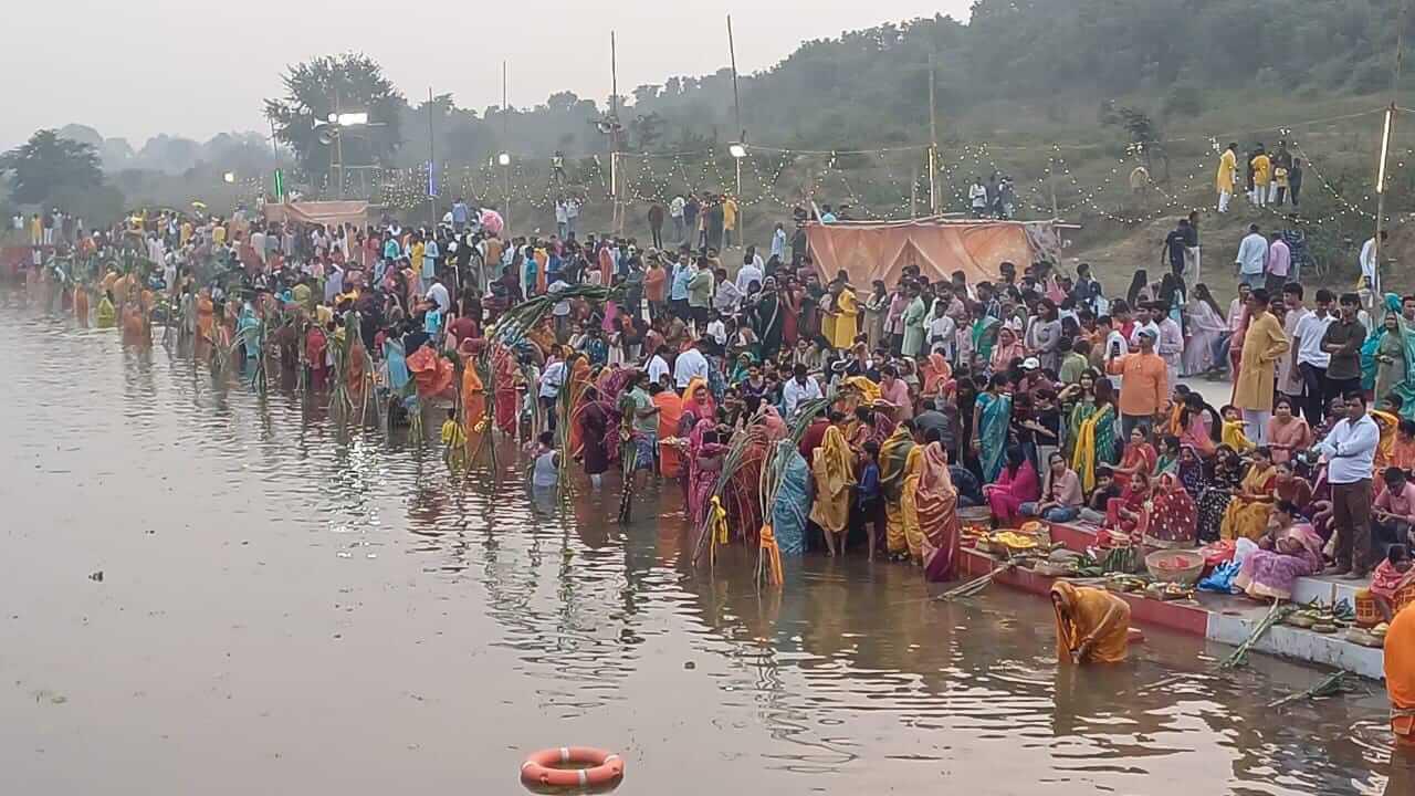 लोक आस्था का महापर्व छठ : व्रतियों ने अस्ताचलगामी सूर्य को दिया अर्घ्य, मांगी खुशहाली
