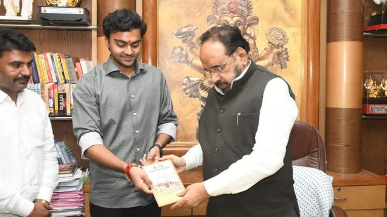 नेता पुत्र ने मिटाई दो दिग्गजों की दूरी, भूपेंद्र सिंह के पुत्र अविराज सिंह ने गोपाल भार्गव को दिया भजन संध्या का निमंत्रण