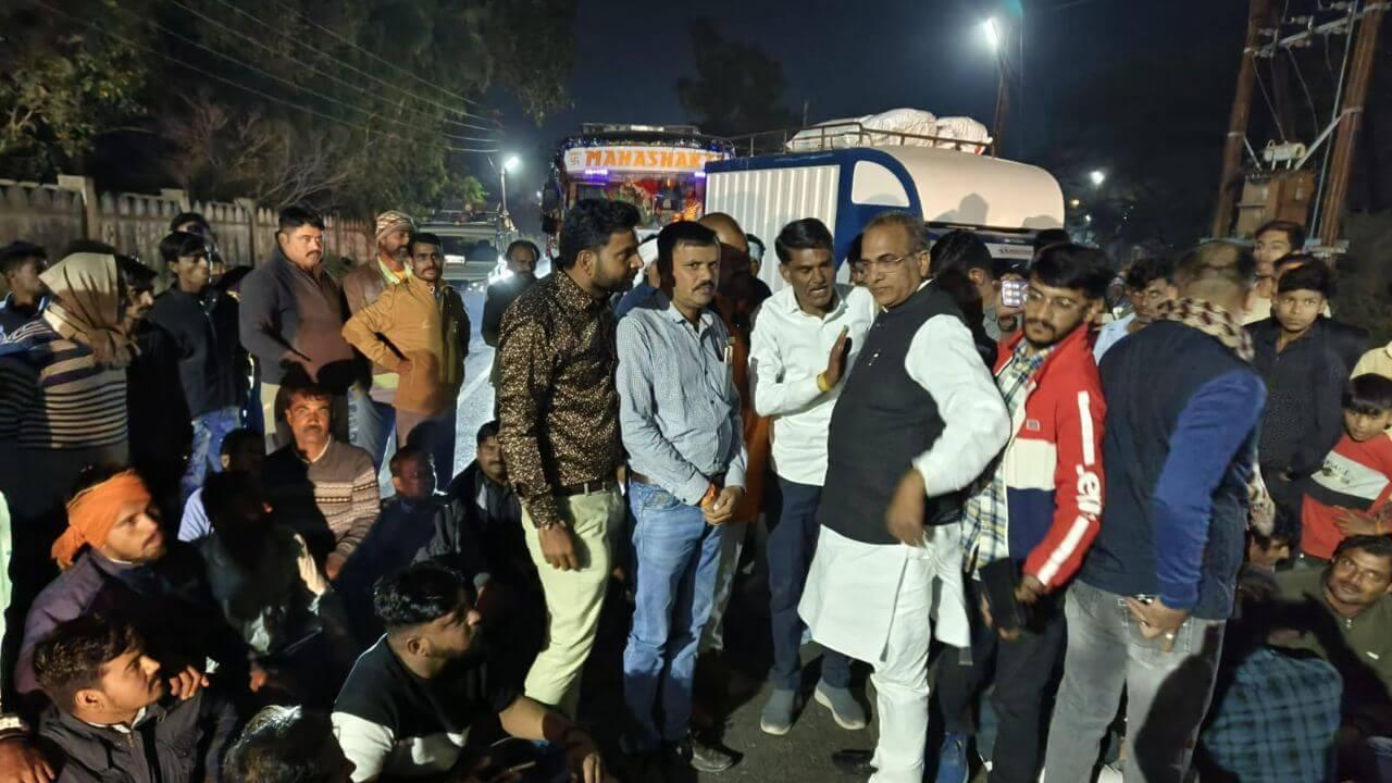 सीतामऊ में किसानों की समस्या पर 3 घंटे की बैठक बेनतीजा, नाराज किसानों ने किया चक्काजाम