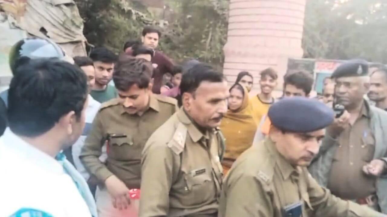 खाकी वर्दी पहने अधिकारी ने सड़क किनारे खड़े भाई बहन पर दिखाया रौब, मामला पहुंचा पुलिस के पास