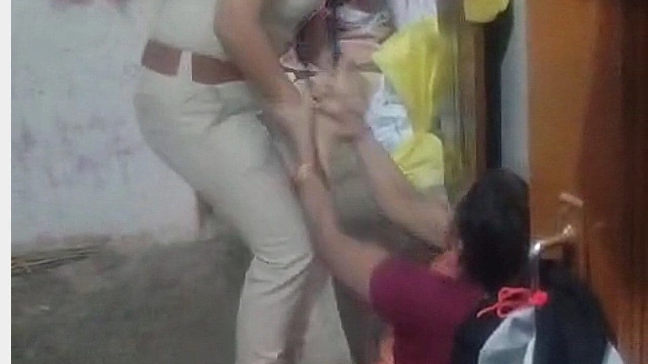 देवास में शराब पकड़ने गई आबकारी टीम से झूमाझटकी, महिला अधिकारी की वर्दी फाड़ी