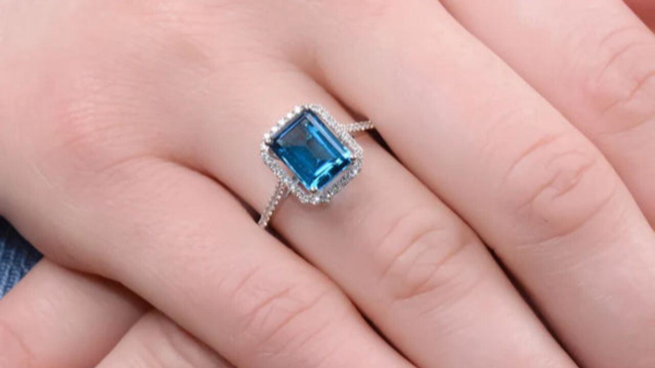 प्यार के लिए बेहद खास है ये नीला रत्न, धारण करने से धन और ज्ञान में होगी वृद्धि