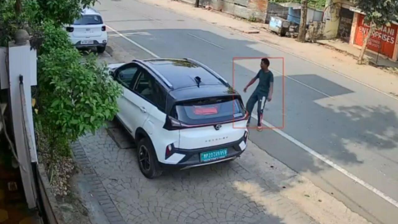 शराब के नशे में युवक ने कार पर बरसाए पत्थर, आमजन ने रोका तो उन पर भी किया हमला