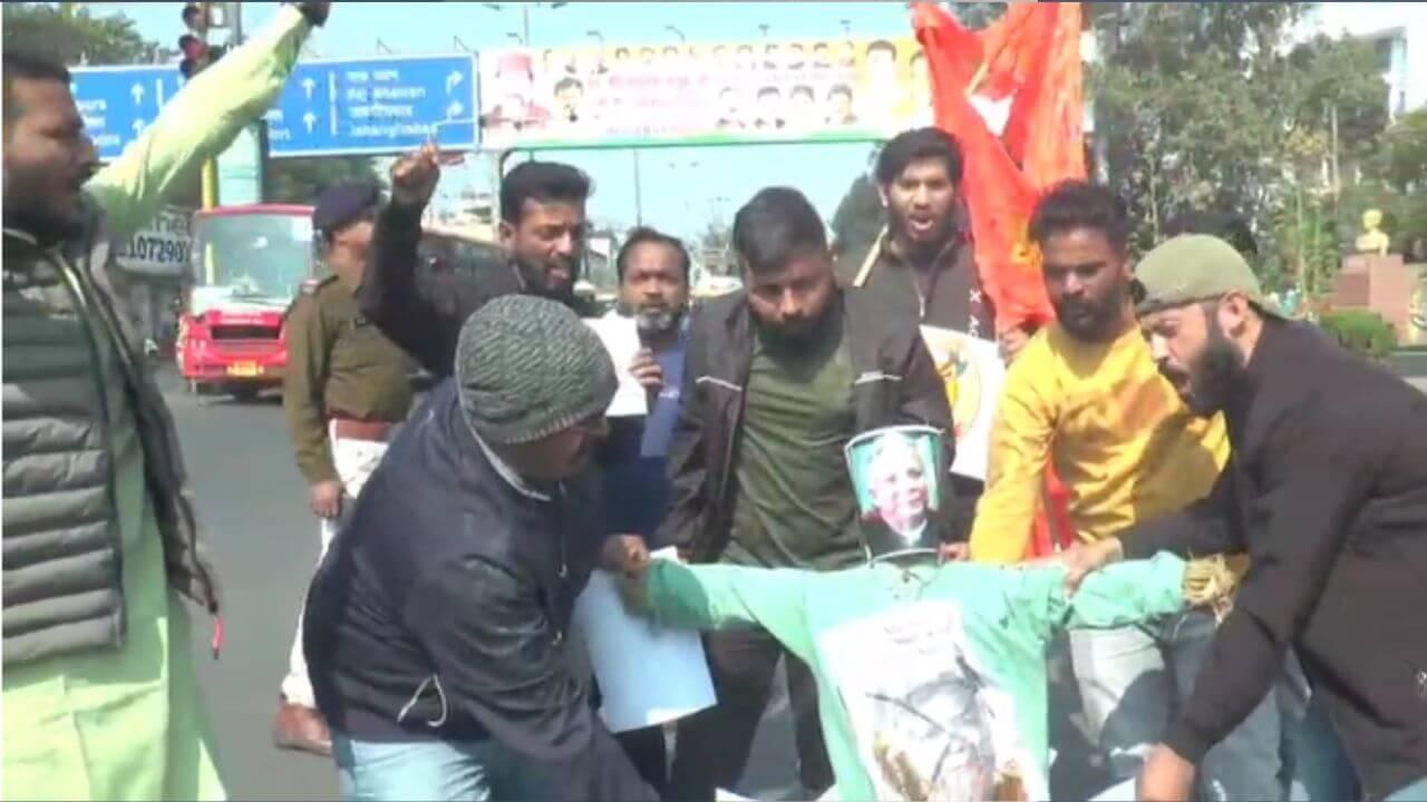 बांग्लादेश में हिंदुओं के उत्पीड़न पर हिंदू रक्षक सेना ने किया विरोध प्रदर्शन, प्रधानमंत्री मोहम्मद यूनुस का फूंका पुतला