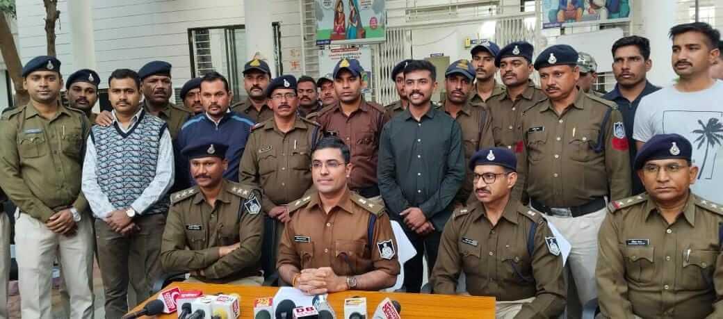 कर्ज चुकाने गांव के ही तीन लोगों ने की थी वृद्धा की हत्या, महिला के पैर काटकर निकाली थी कड़ी, ज्वेलर्स सहित आरोपी गिरफ्तार