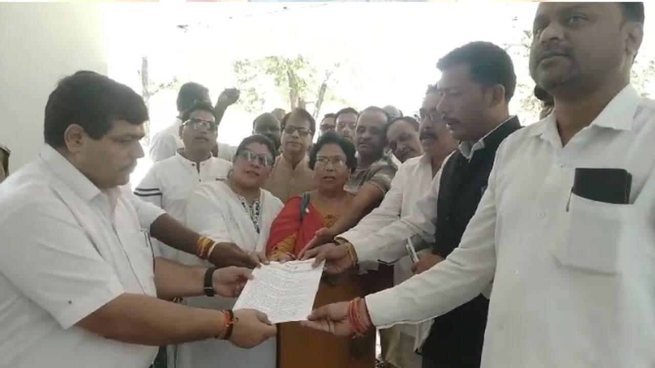 दमोह में सोयाबीन खरीदी केंद्र नहीं हुए शुरू, सड़कों पर आई कांग्रेस