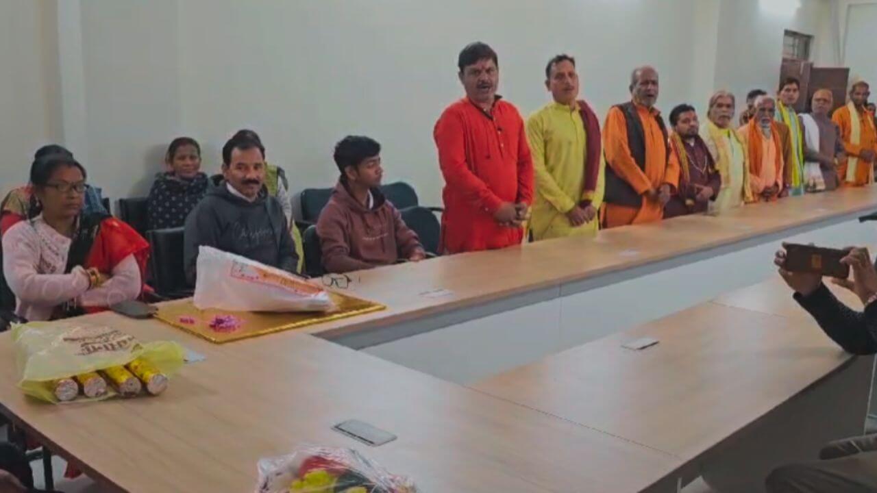 दमोह में क्लर्क का अनोखा विदाई समारोह, 11 पंडितों ने एक साथ किया मंत्रोच्चारण, बना चर्चा का विषय