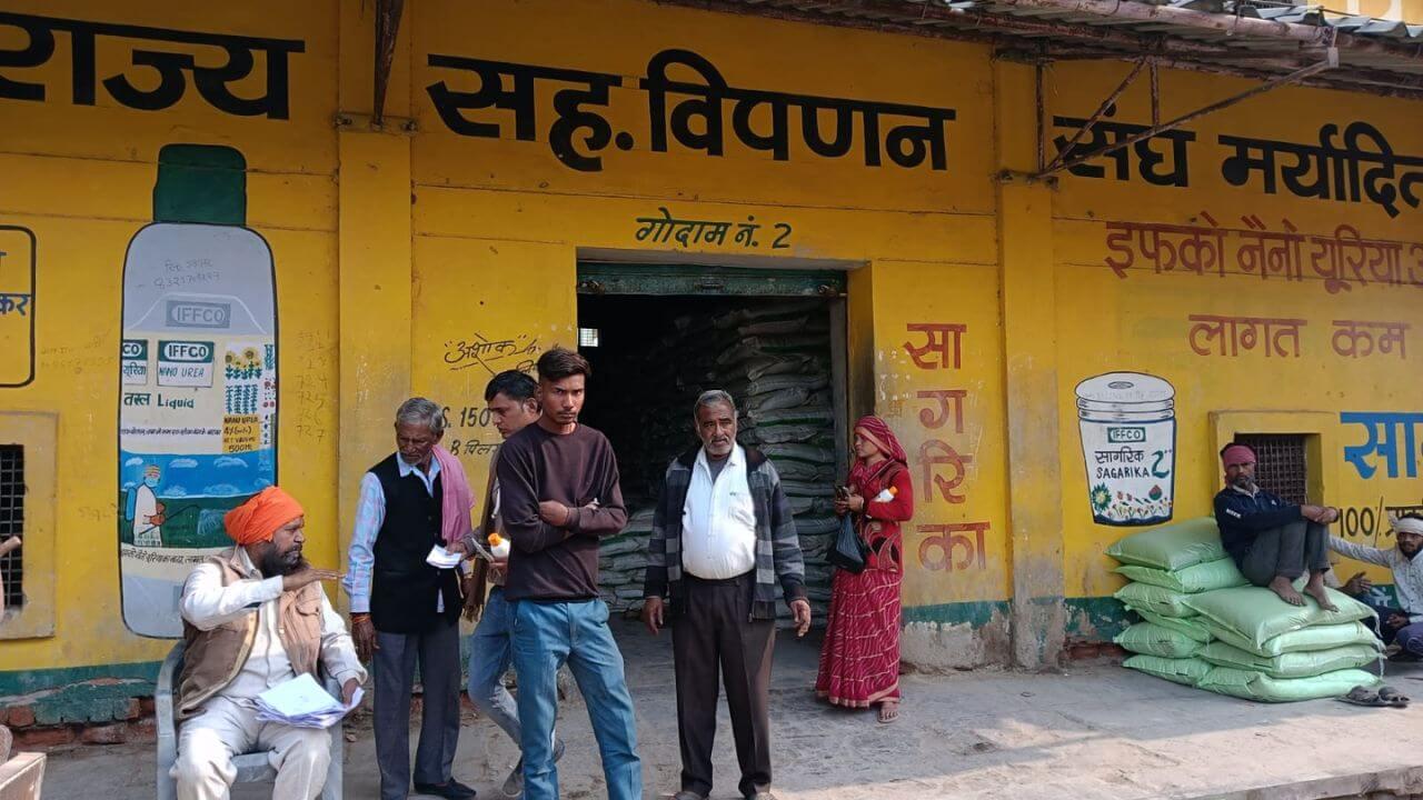 ग्वालियर जिला प्रशासन के अधिकारियों ने किया खाद वितरण केंद्रों का निरीक्षण, अनियमितता मिलने पर खाद वितरण प्रभारी निलंबित