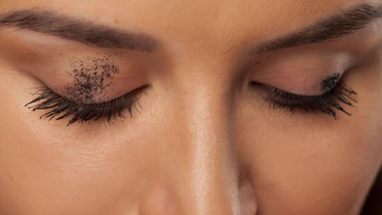 जानें मस्कारा लगाने का सही तरीका, अब आंखों में नहीं होगा इकट्ठा