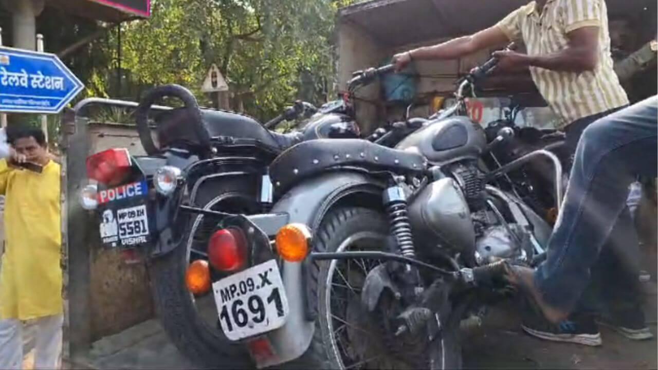 बुलेट से पटाखे वाली आवाज निकालते थे युवक, यातायात पुलिस ने जब्त की बाइक, काटे चालान