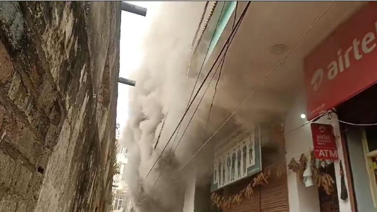 डबरा में कपड़े की दुकान में लगी भीषण आग, लाखों का माल जलकर राख